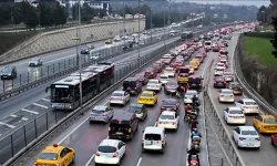 Metrobüste çıkan yangın seferleri olumsuz etkiledi