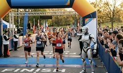 Boston'da 32.000 Koşucu Vardı — Bir de Robot