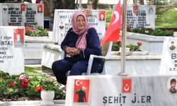 Şehit anneleri, Anneler Günü'nde kabir başında dua etti