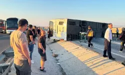 Kütahya'da yolcu otobüsü, bariyerlere çarpıp devrildi!
