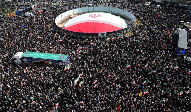 Tahran'da Laricani ve İranlı denizciler için cenaze töreni organize edildi