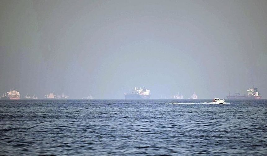 Hürmüz Boğazı'ndan "İran'a ait olmayan" ilk ham petrol tankerinin geçtiği belirlendi