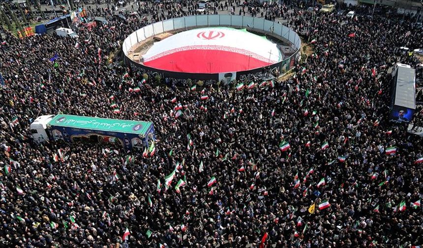 Tahran'da Laricani ve İranlı denizciler için cenaze töreni organize edildi