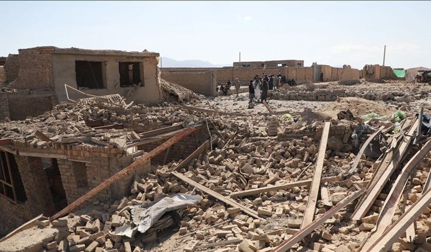 Pakistan, Afganistan'a yeni hava saldırıları düzenledi