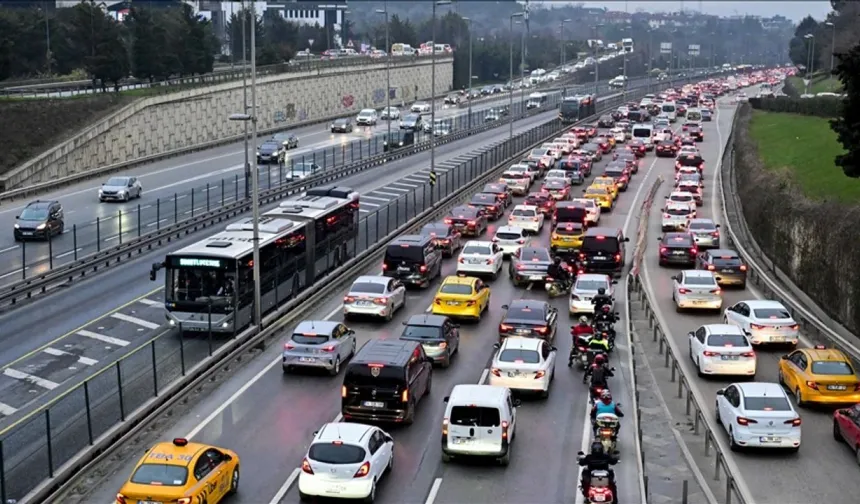 Metrobüste çıkan yangın seferleri olumsuz etkiledi