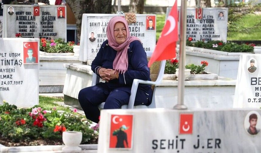 Şehit anneleri, Anneler Günü'nde kabir başında dua etti