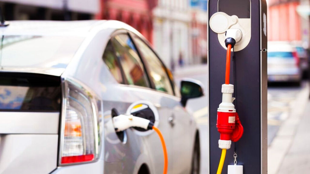 AB'de elektrikli otomobilin pazar payı %13,6'ya geriledi